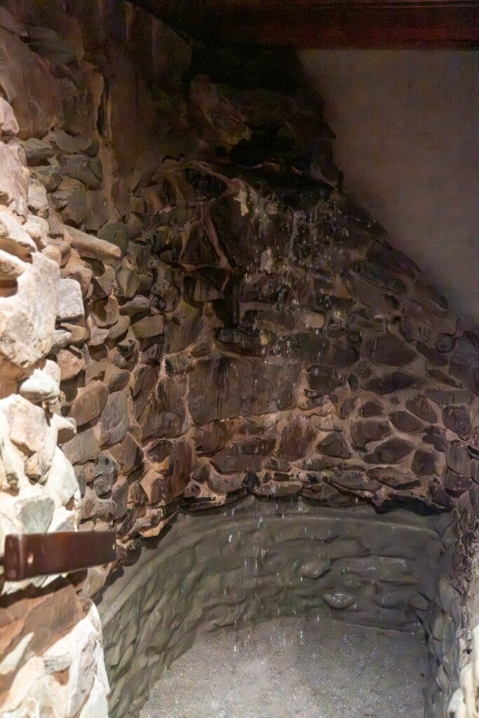 Duschgrotte aus Naturstein im Saunabereich der Diana