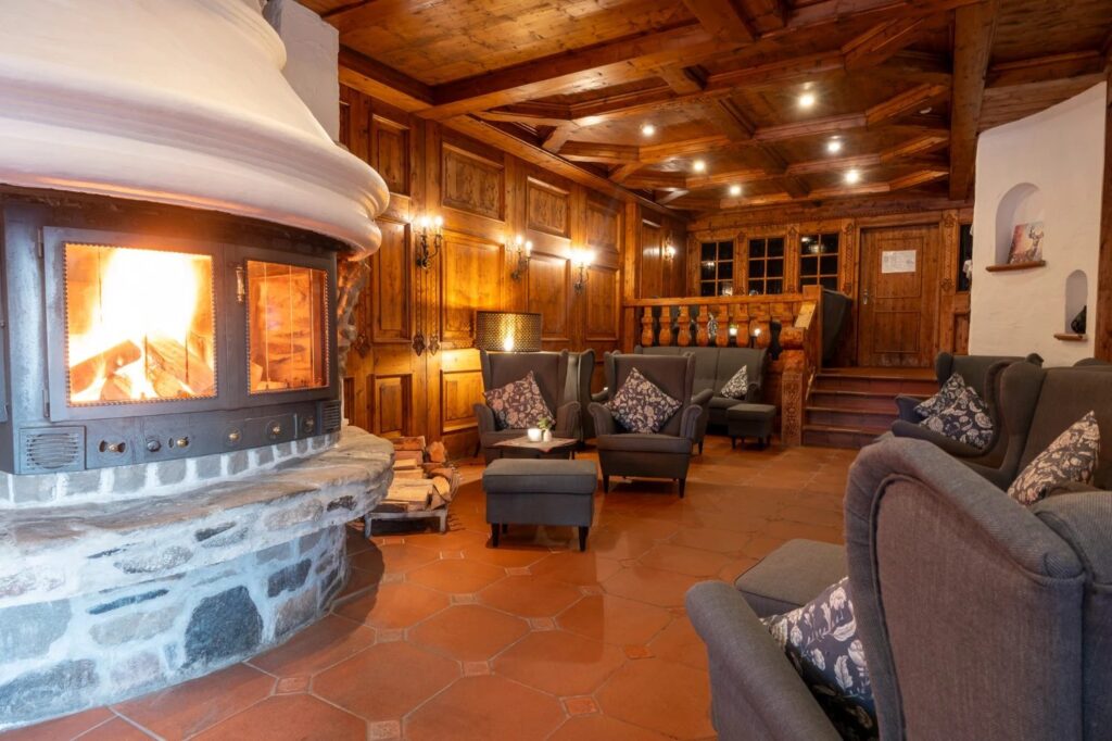 Kaminlounge mit offenem Feuer