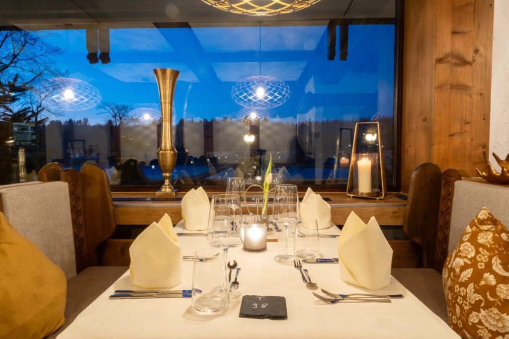 Restaurant Seerose mit großen Fenstern zum Kranichsee